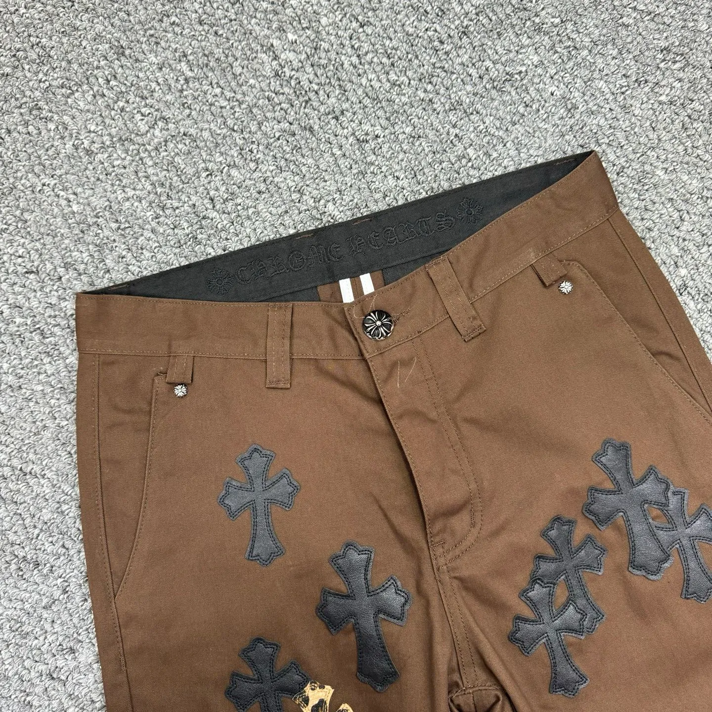 P260 model number: H853 ChromeHearts & ChromeHearts Brown casual pants and jeans. Original hardware and accessories, washed and other hanging tags. The QR code analysis is all from the original factory, with a high degree of restoration. You are welcome to compare with a certain product~ Three-dimensional version Loose and comfortable, not picky about the figure, taller and slimmer, factory Seiko, original factory quality control, same style for men and women, can be matched with couples, versatile recommendation, must-have jeans for all seasons, fashionable people have been disappointed From the quality selection of fabrics, the tailoring of details, and the matching of patterns, everything is impeccable! The upper body is so handsome when worn...it can be easily worn by men, women and children! The craftsmanship is made of heavy-duty washed pure cotton denim fabric. After washing, it is soft and thick and looks very stylish when worn. Size: 28, 30, 32, 34, 36 (S-XXL) Color: Brown